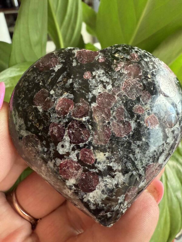 Victoriet / Spinel in Biotiet hart