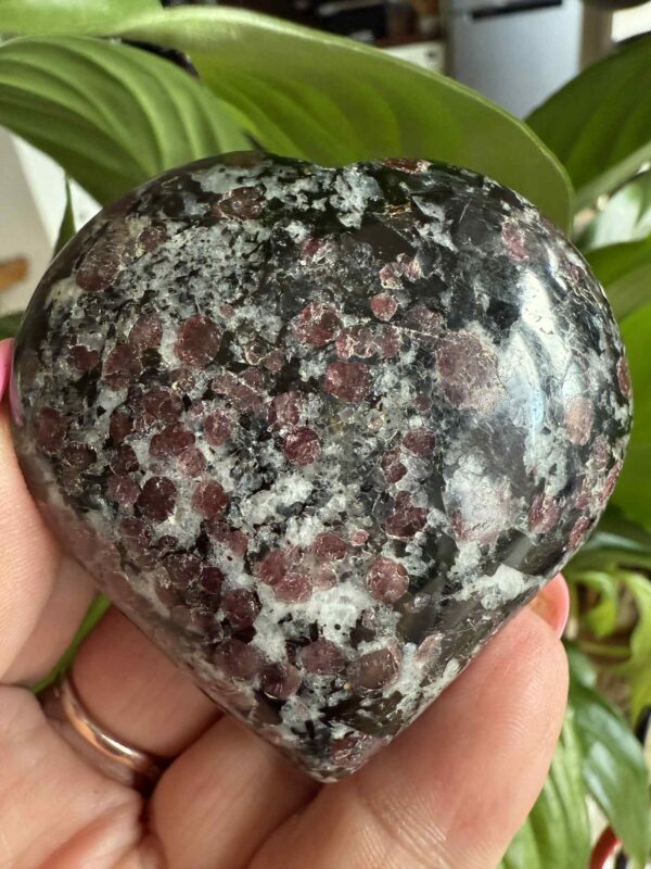 Victoriet / Spinel in Biotiet hart - Afbeelding 3